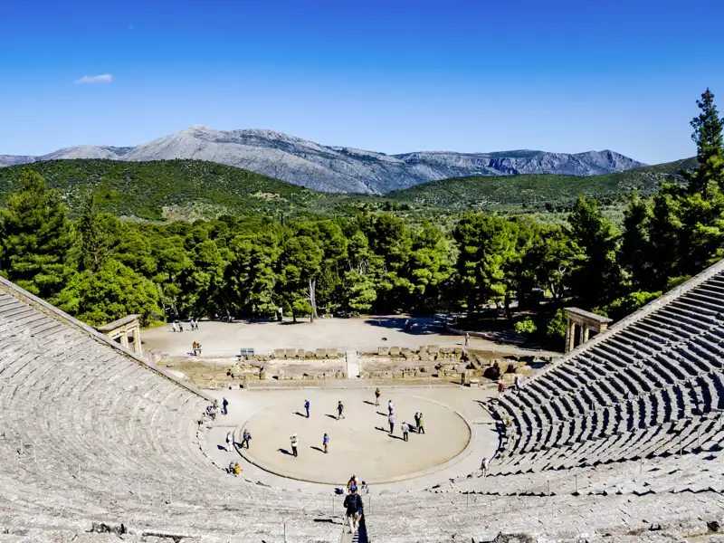 Auf unserer YOUNG LINE Rundreise durch Griechenland erleben wir Geschichte live, unter anderem im Theater von Epidauros - ob man im letzten Rang noch hört, was unten auf der Bühne einer sagt?