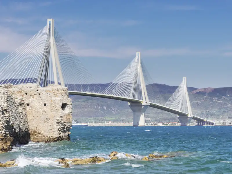 Über die fast drei Kilometer lange Rio-Andirrio-Brücke fahren wir auf unserer Rundreise mit YOUNG LINE vom Peloponnes zurück auf das griechische Festland nach Delphi.