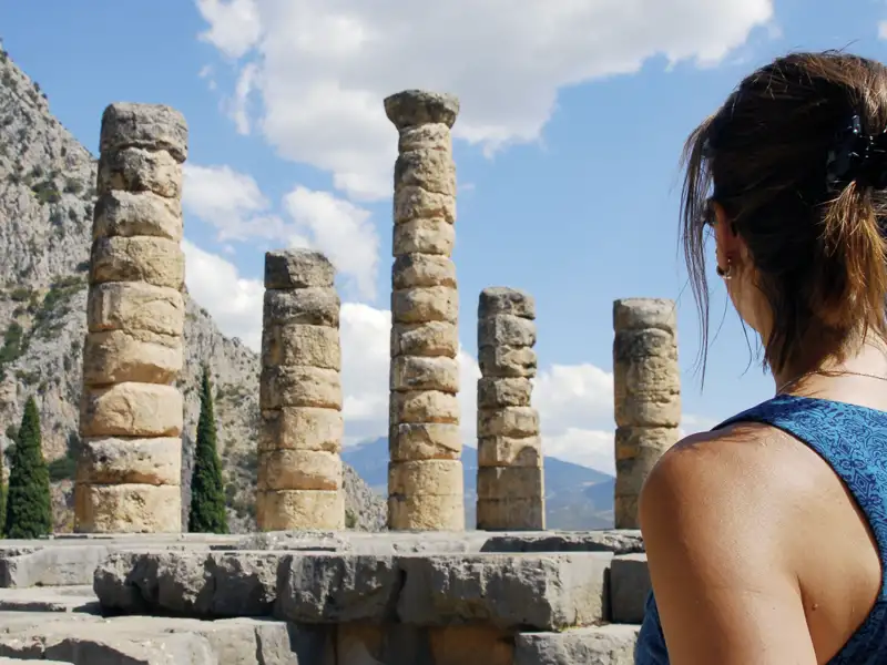 Auf unser YOUNG LINE Rundreise durch Griechenland besuchen wir auch Delphi und sehen den Apollontempel.