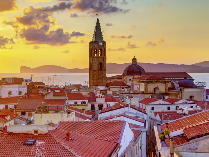 In Algheros Altstadt, der zweiten Station unserer YOUNG LINE TRAVEL Rundreise durch Sardinien, kommt uns dann vieles etwas spanisch vor! Der Stilmix der Kirche S. Francesco zwar weniger, aber warum die italienisch-katalanischen Straßenschilder? Alghero sonst: Kopfsteinpflaster und schöne Plätze, erster Ferienort der Insel, heute noch lebendig-quirlig.