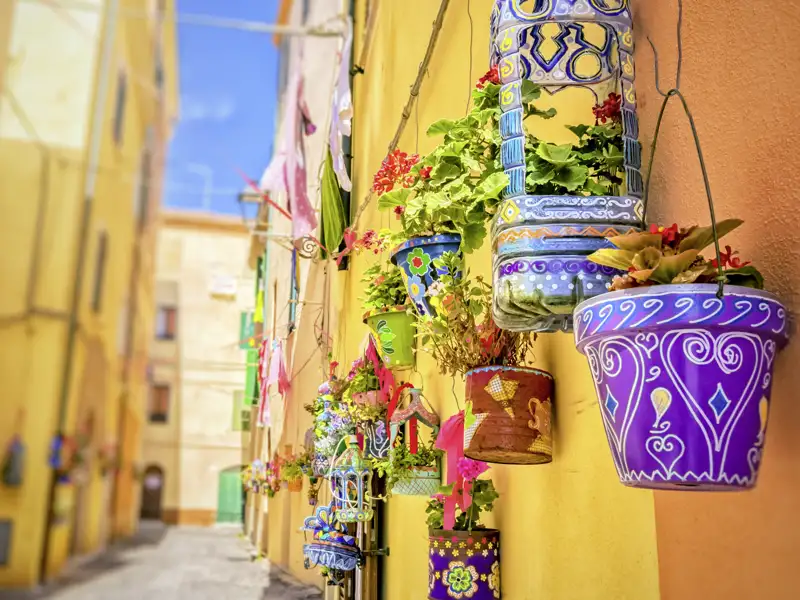 Auch der Kleinstadt Alghero statten wir auf unserer YOUNG LINE Rundreise durch Sardinien einen Besuch ab. Der Einfluss der ehemaligen katalanischen Kolonialherren ist in der Altstadt noch überall präsent, hier wird tatsächlich neben Sardisch noch häufig Katalanisch gesprochen,