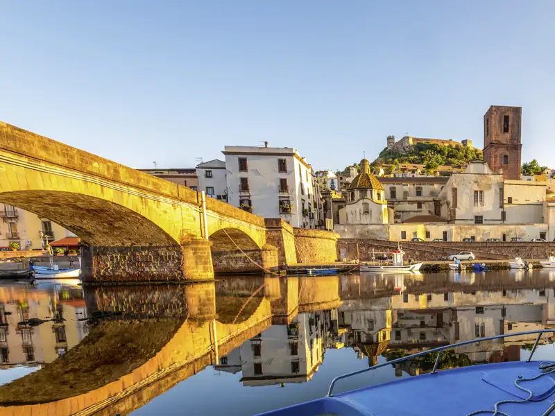 Auf unserer YOUNG LINE Rundreise durch Sardinien machen wir auch halt in der Kleinstadt Bosa. Dort erleben wir Sardinien pur Fischerboote, Altstadtidylle, Olivenhaine und Weinberge.