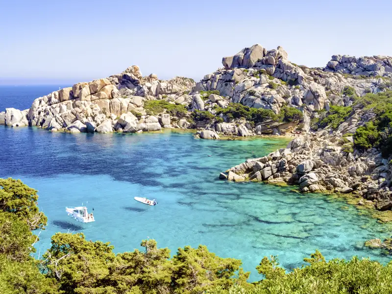 Die Karibik des Mittelmeers erwartet uns auf unserer YOUNG LINE TRAVEL Rundreise mit traumhaften Buchten, die uns immer wieder zu Badepausen einladen.