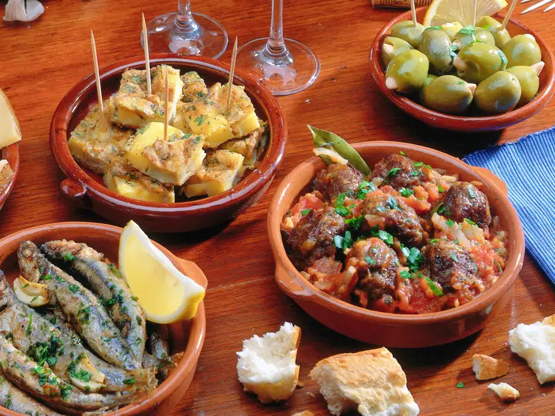 Auf unserer YOUNG LINE TRAVEL Rundreise durch Andalusien haben wir immer wieder Gelegenheit, uns an der spanischen Küche mit Tapas wie Tortilla Española, Sardellen oder Fleischbällchen zu erfreuen.