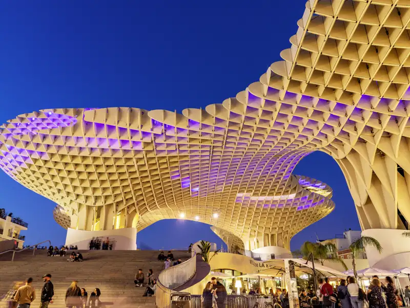 Auf unserer YOUNG LINE TRAVEL Reise durch Andalusien sehen wir auch die Holzkonstruktion Metropol Parasol - im Volksmund Las Setas, die Pilze - an der Plaza de la Encarnación in Sevilla.