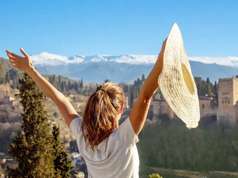 Gleich zu Beginn unserer YOUNG LINE TRAVEL Rundreise durch Andalusien besuchen wir die spaktakuläre Alhambra in Granada.