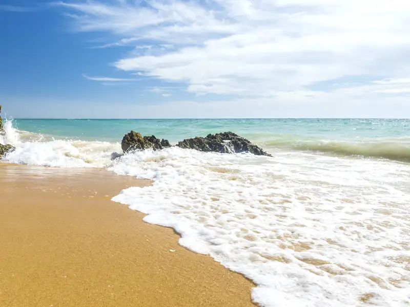 Nach dem Besuch der ältesten Stadt Westeuropas, Cádiz, machen wir auf unserer YOUNG LINE TRAVEL Rundreise durch Andalusien natürlich auch an einem der kilometerlangen Sandstrände Pause.