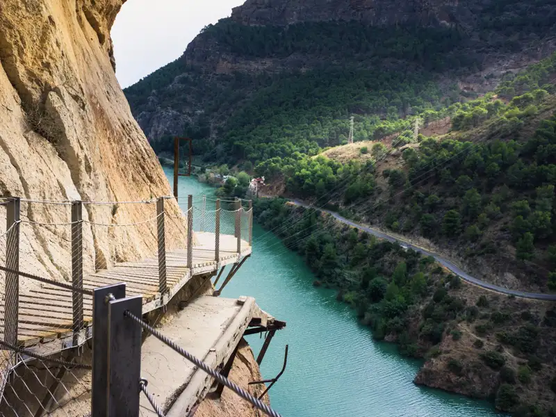 Auf unserer YOUNG LINE TRAVEL Rundreise durch Andalusien wandern wir auf dem Caminito del Rey, dem Königspfad, an steilen Wänden entlang und tiefen Schluchten vorbei. Die Ausblicke - spektakulär!