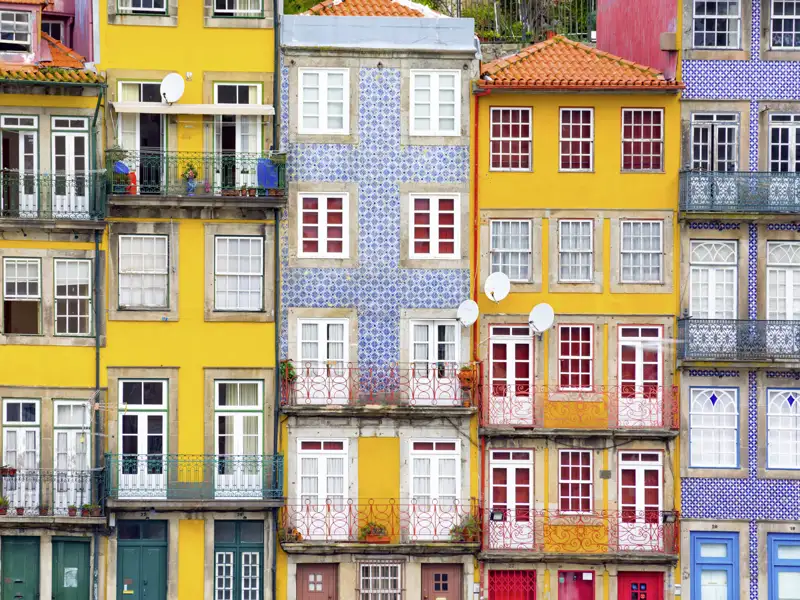 Während unserer YOUNG LINE TRAVEL Rundreise durch Portugal stoppen wir auch in Porto. Die Stadt ist berühmt für ihre bunten. oft gekachelten Häuserfronten - echte Hingucker!