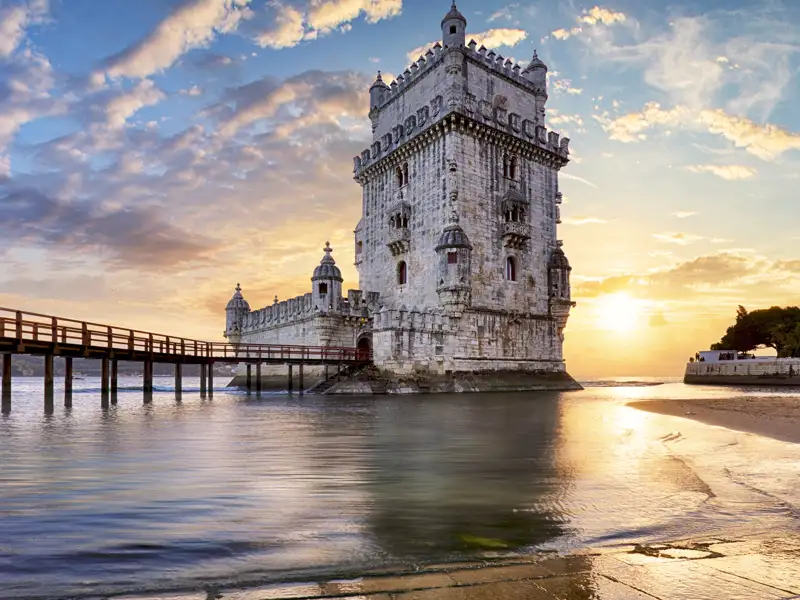 Unsere Fahrradtour während der YOUNG LINE TRAVEL Rundreise durch Portugal endet in Lissabon mit einem Fotoshooting vor dem Torre de Belém.