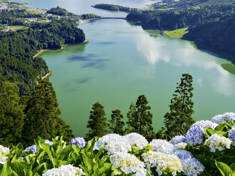 Neben dem Meer erleben wir auf unserer YOUNG LINE TRAVEL Reise auf den Azoren auch immer wieder Seen, Berge und bunt blühende Blumenmeere.