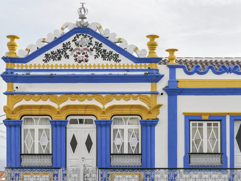 Die Azoren-Insel Terceira begeistert uns auf unserer YOUNG LINE TRAVEL Reise mit bunten und farbenfrohen Häuserfassaden: Wir schlendern die Gassen entlang und bringen unsere Kameras zum Glühen.