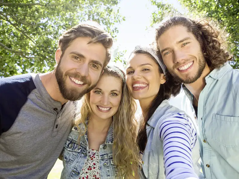 Zusammen macht alles doppelt so viel Spaß, so auch unsere YOUNG LINE Rundreise - wir sind unterwegs mit Gleichgesinnten und garantiert nie alleine.
