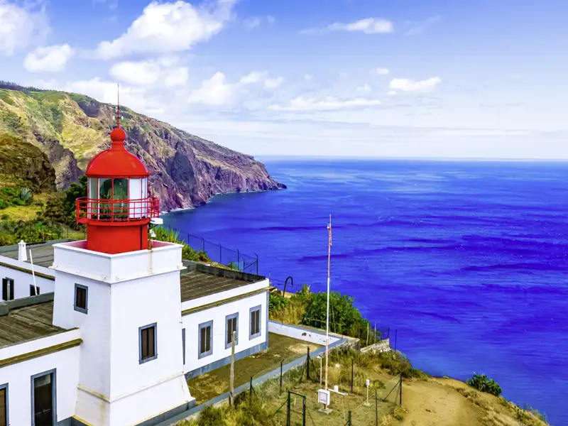 Auf dieser Gruppenreise für Singles und Alleinreisende ab 35 besuchen wir auch den dramatisch auf Klippen gelegenen Leuchtturm an der Punta do Pargo.