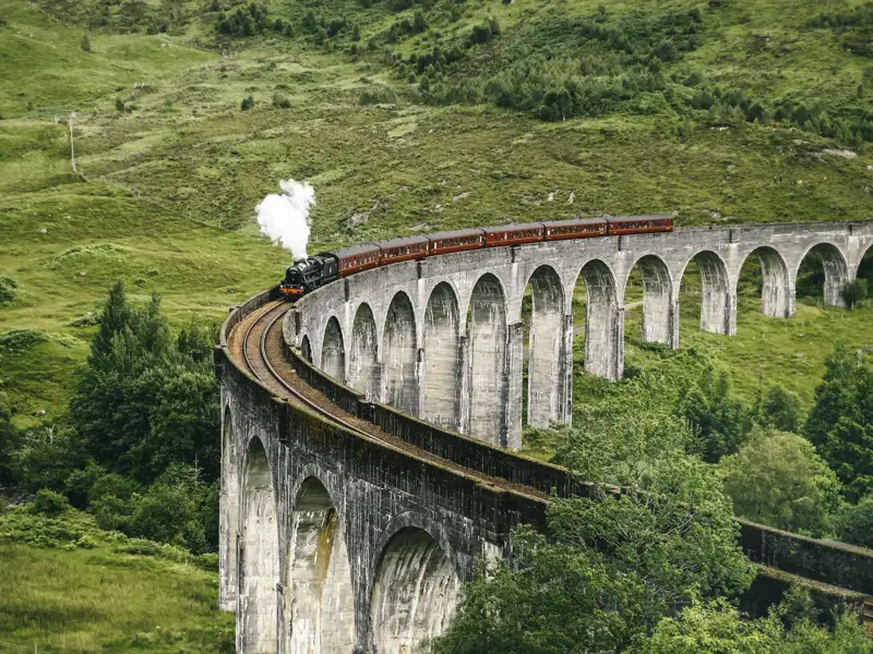 Auf unserer Rundreise mit YOUNG LINE duch Schottland ein Highlight für alle Harry-Potter-Fans: der Glenfinnan-Viadukt - und wenn der Hogwarts Express gerade nicht darüberdampft, ist der Jacobite Steam Train auch ein tolles Fotoobjekt.