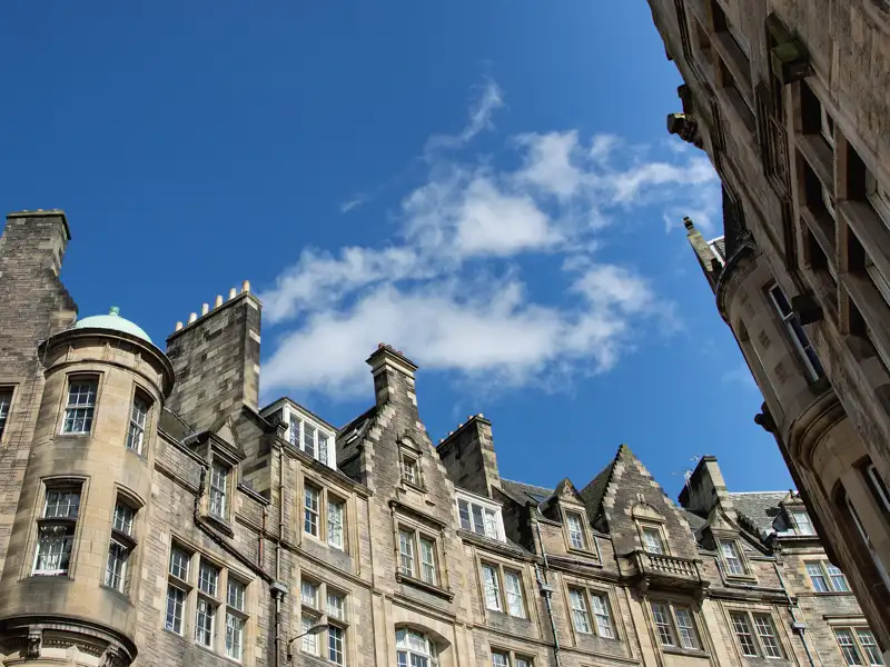 Edinburgh muss man sich erlaufen und die in unterschiedlichsten Grautönen gesprenkelten Fassaden der Stadt bewundern. Genau das steht auch auf dem Programm unserer YOUNG LINE TRAVEL Rundreise durch Schottland.