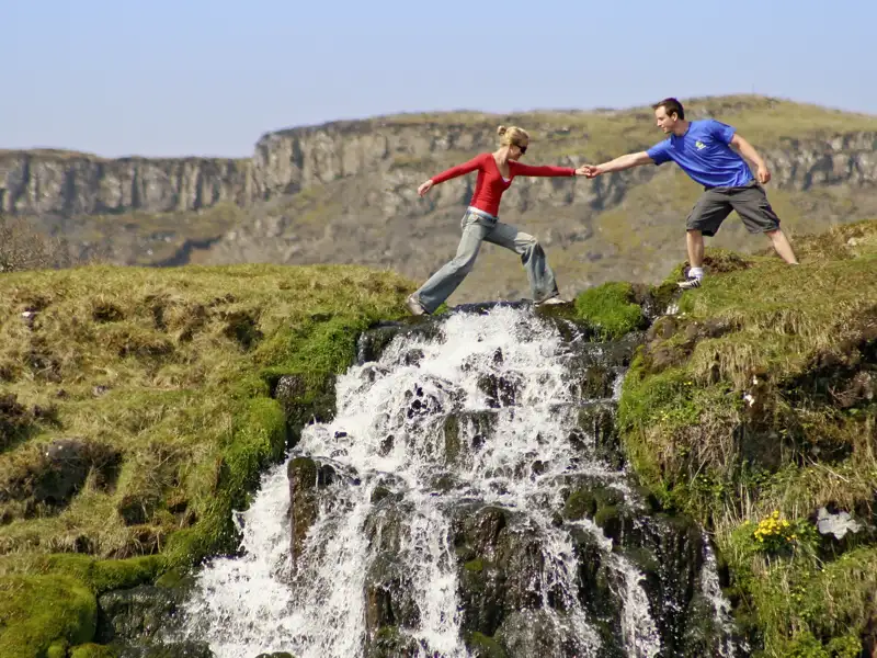 Auf unserer YOUNG LINE TRAVEL Rundreise durch Schottland erleben wir die raue Natur hautnah und wandern gemütlich durch die Berge.