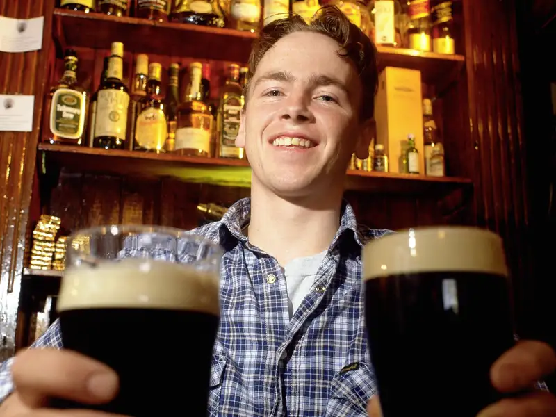 Auf unserer YOUNG LINE Reise nach Irland darf ein Besuch in einem Pub natürlich nicht fehlen. Entspanne am Abend bei einem Bier und lerne deine Mitreisenden besser kennen.