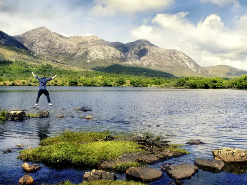 Heidelandschaften leuchten rot und ockerfarben, der Wind braust übers Land und die Atlantikwellen brechen sich an der Küste - das ist der irische Norden, den wir auf unserer YOUNG LINE Rundreise erkunden.