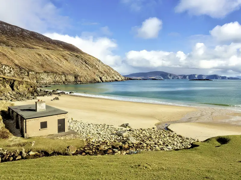 Auf unserer YOUNG LINE Rundreise über die Insel Irland genießen wir immer wieder die Aussicht auf einsame Buchten und wunderschöne Strände mit glasklarem Wasser oder tosender Brandung.