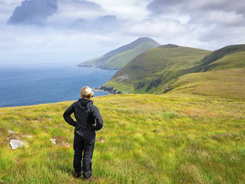 Auf unserer YOUNG LINE Reise durch die Grüne Insel Irland unternehmen wir einen Tagesausflug nach Achill Island - eine ursprüngliche, raue Insel mit einsamen Buchten und wunderschönen Stränden.