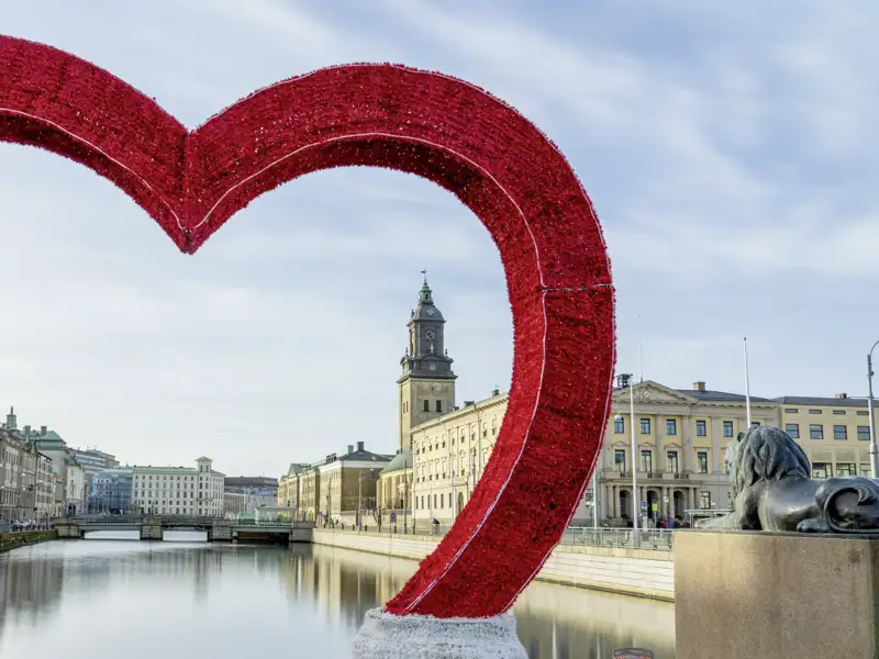 Gemeinsam erkunden wir die Sehenswürdigkeiten Göteborgs, zum Beispiel den Großen Hafenkanal und die stattlichen Bürgerhäuser.