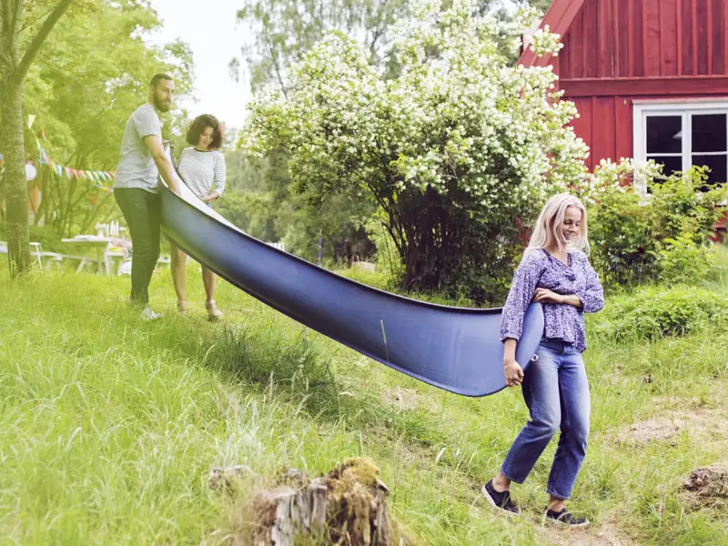 Outdoorspaß in Schweden: Gemeinsam gehen wir auf dem Immeln-See auf Kanutour.