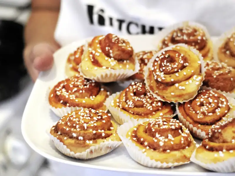 Bei unserer Reise durch Schweden reichen wir oft schon in der Frühe den verführerischen Duft von Zimtschnecken.