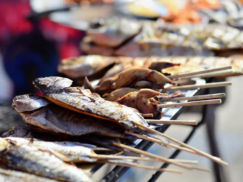 Auf unserer YOUNG LINE Reise nach Norwegen werden wir es genießen: Frischer Fisch ist angesagt, ob wie hier vom Grill, eingelegt oder gar in Tuben!