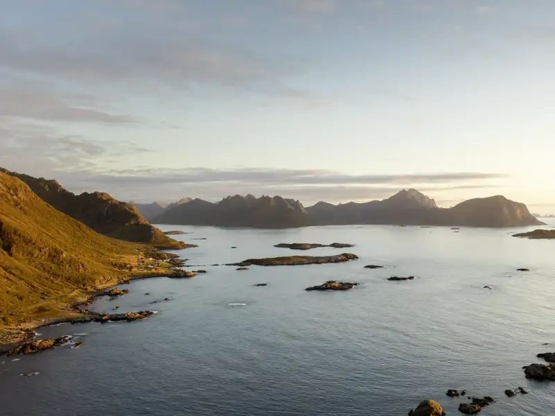 Die Mittsommernacht taucht die Inselgruppe der Lofoten, eine Station auf unserer Reise mit YOUNG LINE nach Norwegen, in ein unbeschreibliches Licht.