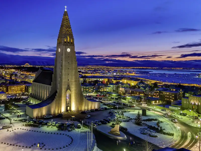 Auf unserer YOUNG LINE Rundreise durch Island können  wir  in Reykjavik durch die Gassen bummeln und bei der imposanten Hallgrimskirche vorbeischauen.