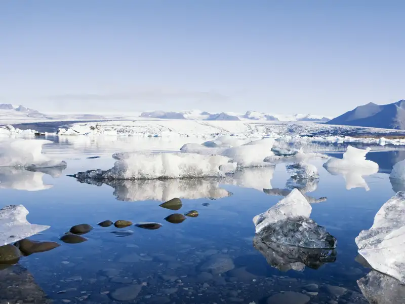 Schon mal ein kleiner Vorgeschmack auf eines der Highlights unserer Rundreise mit YOUNG LINE durch Island: In der Gletscherlagune Jökulsarlon erwarten uns später noch riesige Eisschollen, die in verschiedenen Farben leuchten.
