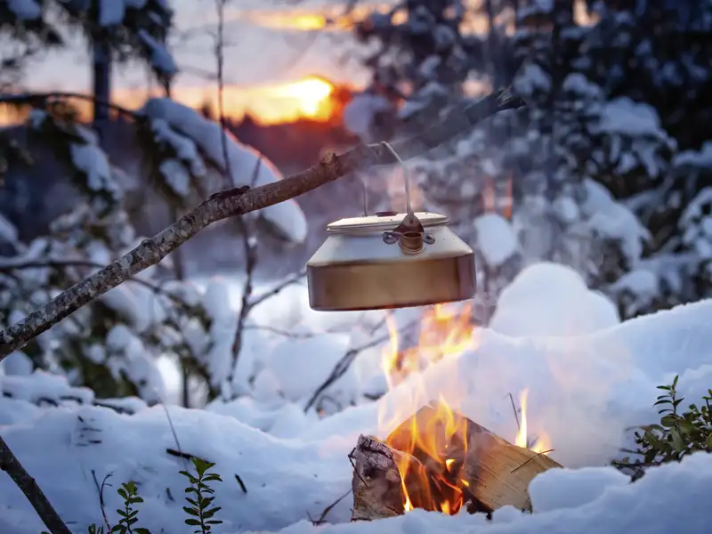 Auf unserer YOUNG LINE Reise nach Finnland genießen wir auch einen Becher Kaffee frisch vom Lagerfeuer.