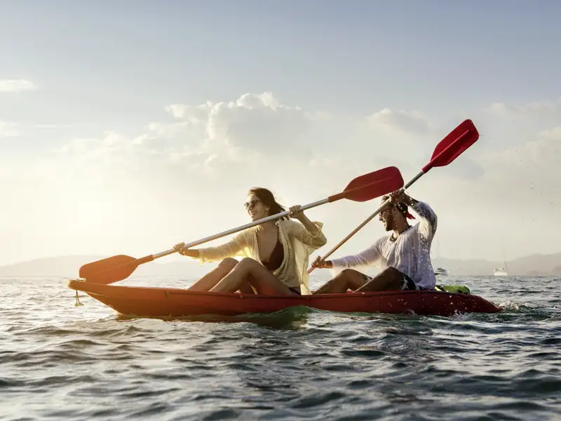 Eine Tour mit Seekajaks an den Klippen von Gozo gehört zum abwechslungsreichen Programm dieser YOUNG LINE Rundreise.
