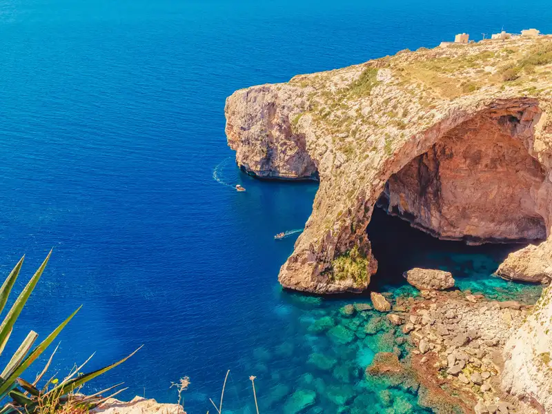 Auf unserer YOUNG LINE Rundreise nach Malta besuchen wir die Blaue Lagune, ein Paradies mit karibisch blauem Meer zwischen den Inseln Comino und Cominotto.