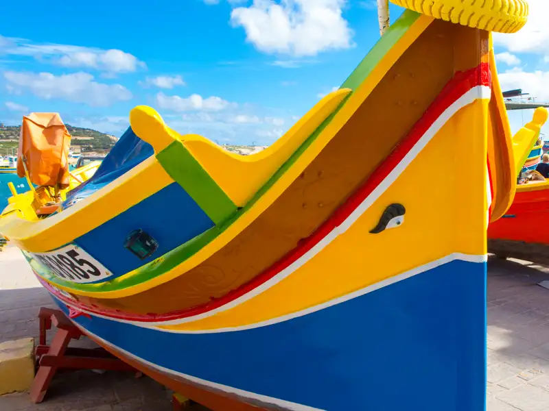 Auf dieser YOUNG LINE Reise nach Malta sehen wir die traditionellen Fischerboote – farbenfroh bemalt und von wachen Augen beschützt.