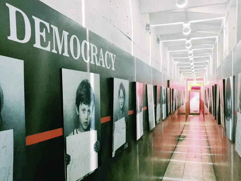 Auf unserer YOUNG LINE Rundreise lernen wir in Tirana im früheren Regierungsbunker auch viel über die jüngere, durchaus dramatische Geschichte von Albanien