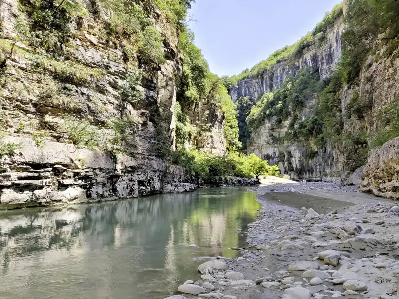 Auf unserer YOUNG LINE Reise nach Albanien wandern wir gemeinsam hinab in die kühle Schlucht des Osumi-Canyon