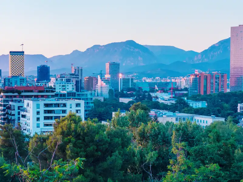 In der albanischen Hauptstadt Tirana beginnt unser gemeinsames Abenteuer auf dieser Rundreise mit YOUNG LINE.