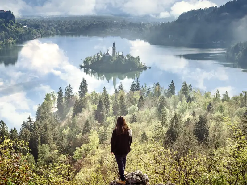 Auf unserer Rundreise mit YOUNG LINE durch Slowenien schlagen wir unser Lager für zwei Nächte am Bleder See auf - wer Lust hat, stattet der Marieninsel einen Besuch mit dem traditionellen Holzboot ab.