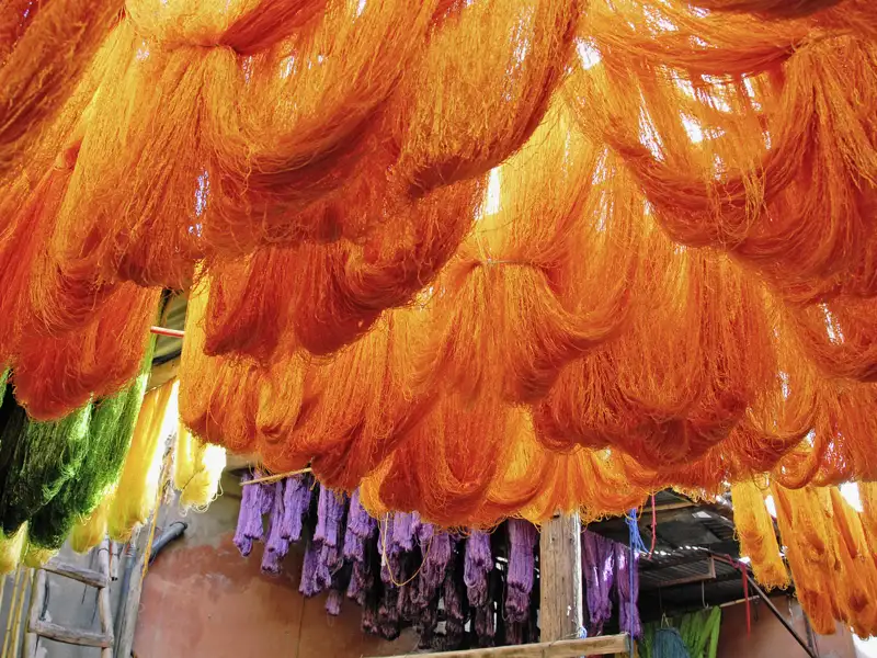 Auf unserer YOUNG LINE Rundreise durch Marokko streifen wir in Marrakesch durch die Souks, das ist Orientfeeling pur!