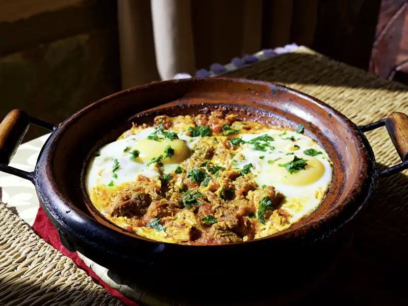 Auch Foodies kommen auf dieser Rundreise durch Marokko auf ihre Kosten - bei einer leckeren Tajine kann keiner wiederstehen.
