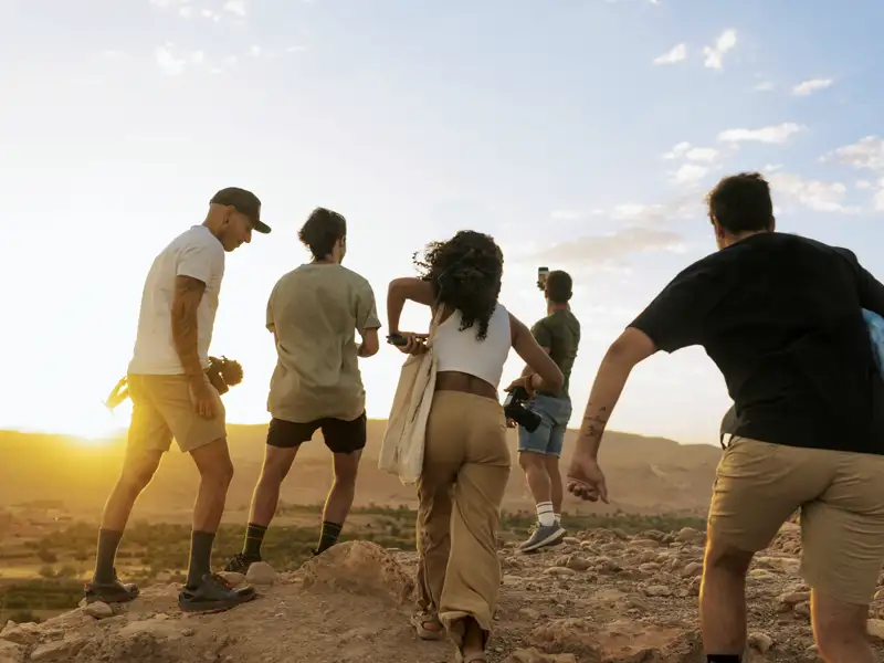 Auf unserer YOUNG LINE Rundreise durch Marokko machen wir auf Wunsch einen Abstecher in die Dünen der Sahara und  laufen zusammen in den Sonnenuntergang - was für ein Selfie!