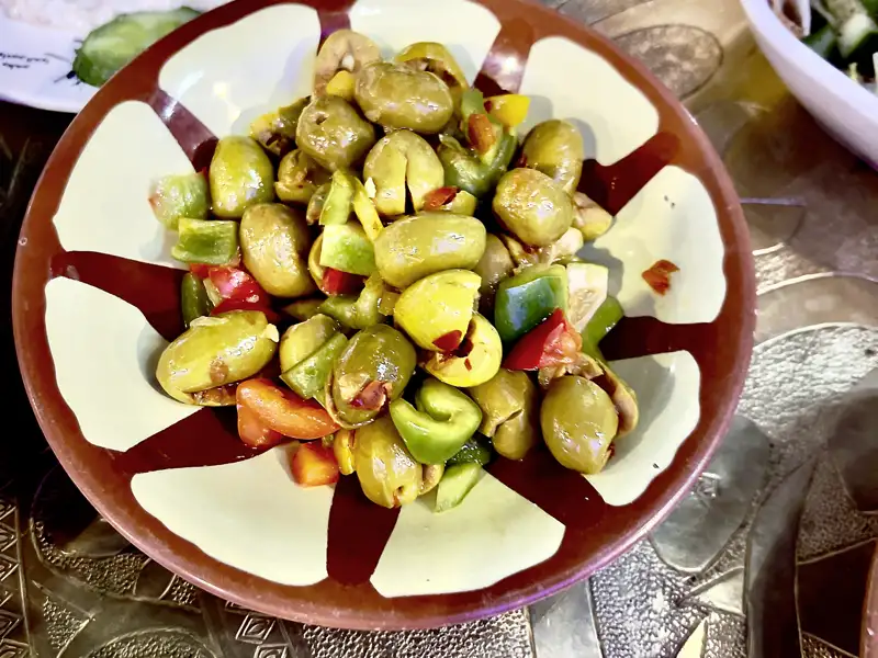 Während unserer YOUNG LINE TRAVEL Rundreise durch Jordanien haben wir die Möglichkeit, lokale Spezialitäten wie Oliven zu probieren.