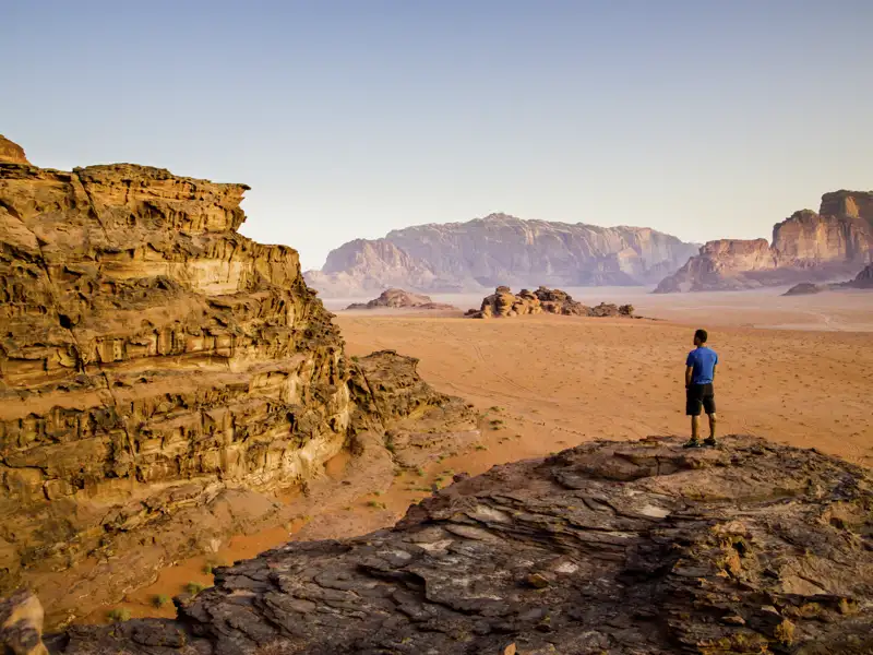 Wadi Ram - großes Landschaftskino auf unserer Rundreise mit YOUNG LINE durch Jordanien - und wir bleiben über Nacht hier im Camp.