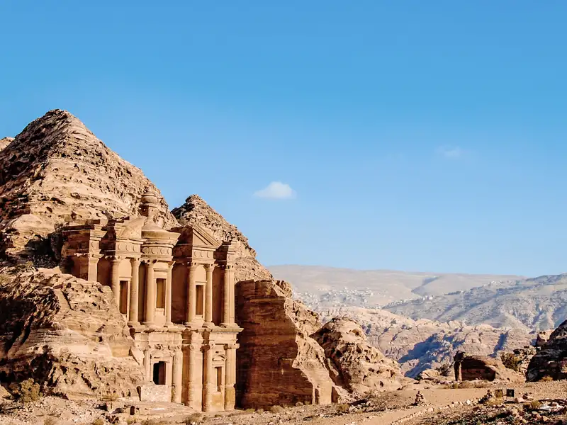 Nicht fehlen darf auf unserer YOUNG LINE TRAVEL Rundreise durch Jordanien die versteckte Stadt Petra in der Wüste.