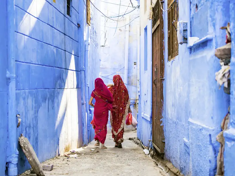 In Jodhpur gibt es indigoblaue Fotomotive an jeder Ecke, eines schöner als das andere - zusammen mit unserem Scout schlendern wir durch die Altstadt und lassen uns treiben.