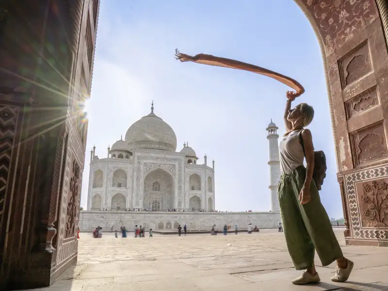 Auf unserer YOUNG LINE Rundreise durch Indien bewundern wir das Taj Mahal bei Tag als auch zum Sonnenuntergang - ein unglaublich beeindruckendes Gebäude!