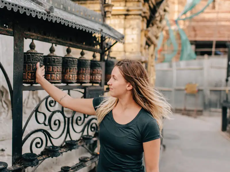 Voller Respekt drehen auch wir die Gebetsmühlen beim Tempelbesuch auf unserer Rundreise mit YOUNG LINE durch Nepal.