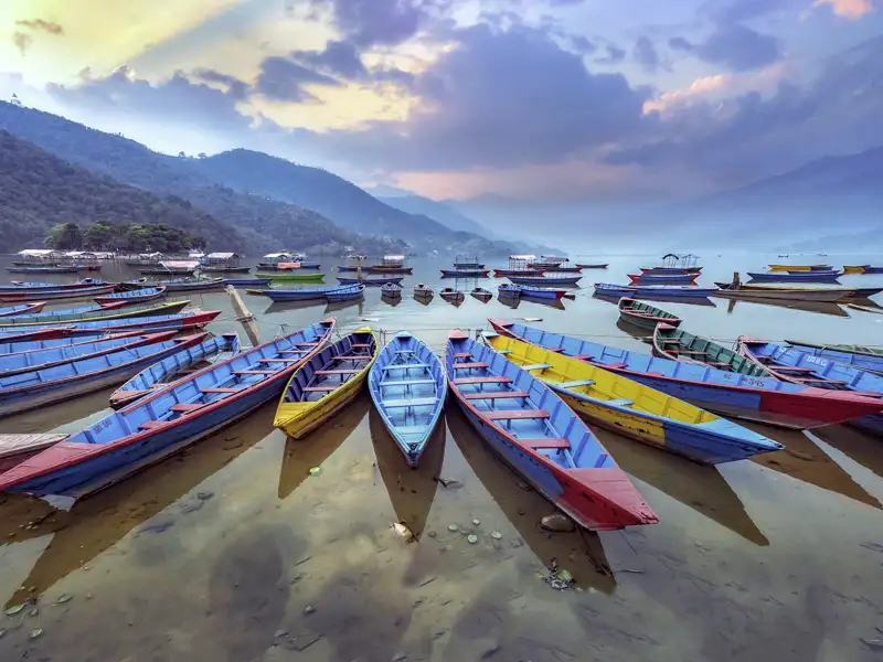 Zwei Nächte verbringen wir auf unserer YOUNG LINE Rundreise durch Nepal in Pokhara. Es bleibt Zeit für eine Bootstour auf dem Phewasee.